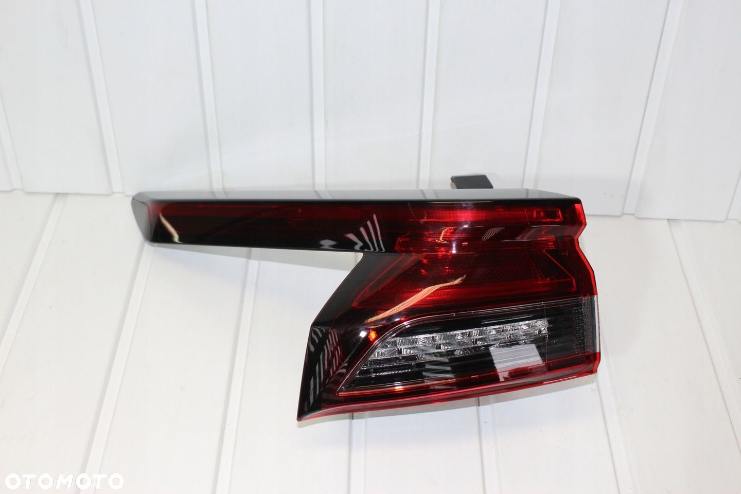 LAMPA PRAWY TYŁ ORYG NISSAN QASHQAI III J12 21- LED 220-8D03F - 1