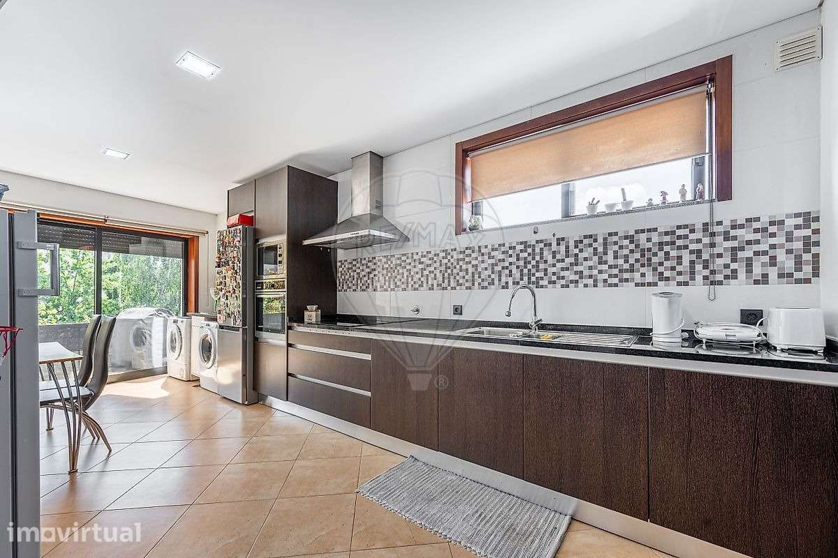 Apartamento T2 com Garagem Fechada em Oliveira (Santa Maria) - Grande imagem: 5/25