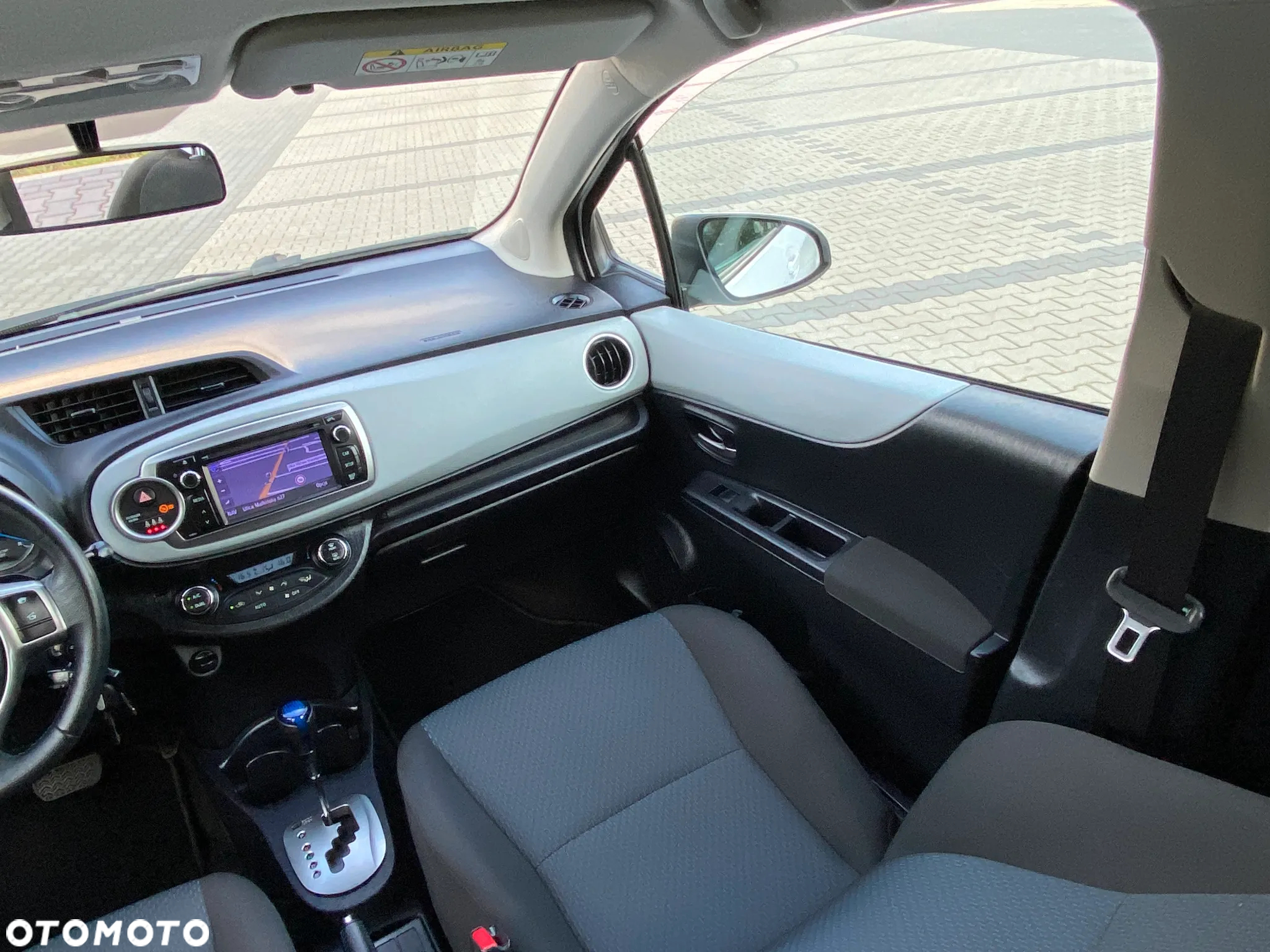 Toyota Yaris Hybrid 100 Premium - 33