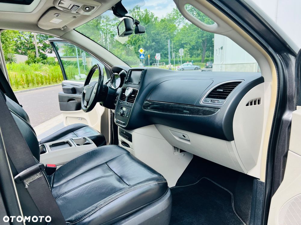 Chrysler Town & Country 3.6 Limited - 33