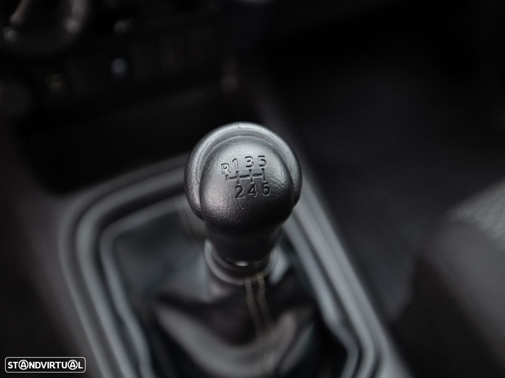 Toyota Hilux 2.4 D-4D 4WD CE c/iva - 19