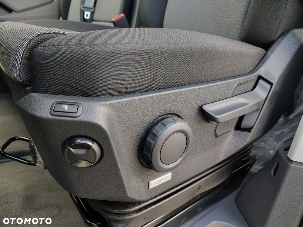 Volkswagen Crafter Crafter 35 Furgon z wysokim dachem silnik: 2,0 l EURO VI SCR 163 KM / skrzynia biegów: Przedni napęd automatyczna 8-biegowa rozstaw osi: 4490 mm - 11