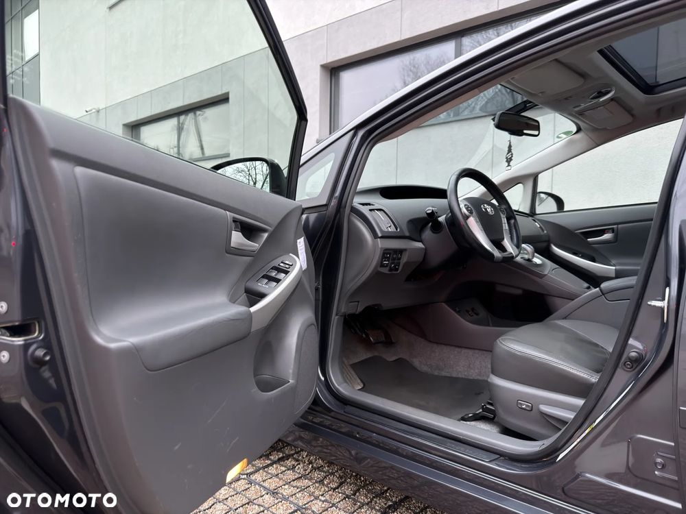 Toyota Prius (Hybrid) Executive - 9