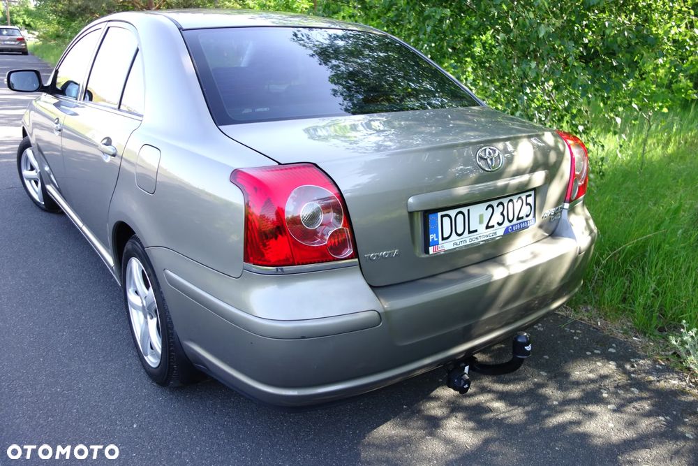 Toyota Avensis 2.2 D-4D Prestige Gold - 3