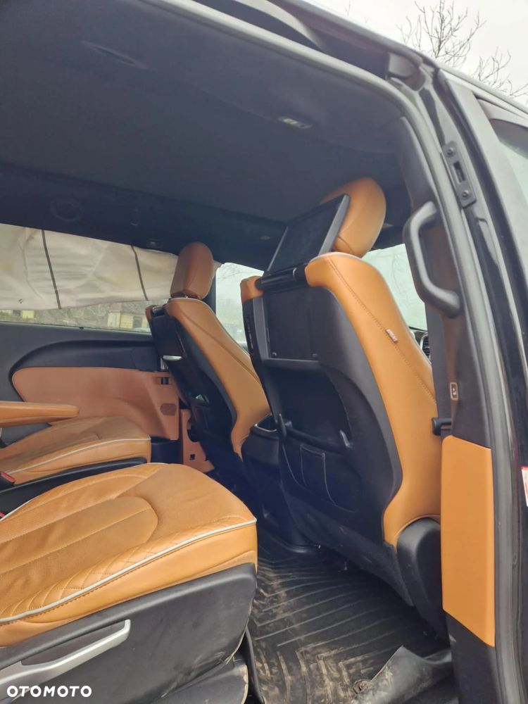 Chrysler Pacifica - 12