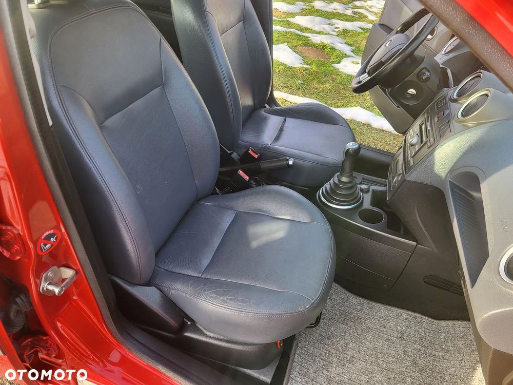 Ford Fiesta 1.6 Ghia - 23