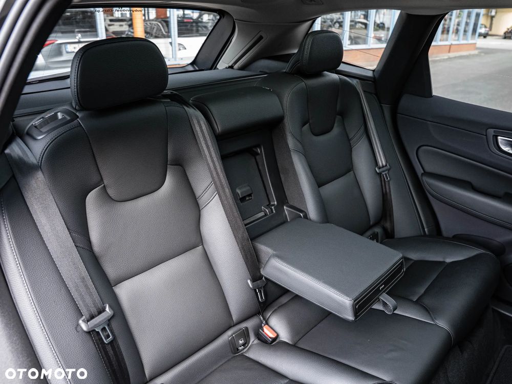 Volvo XC 60 B4 B Plus Dark - 27