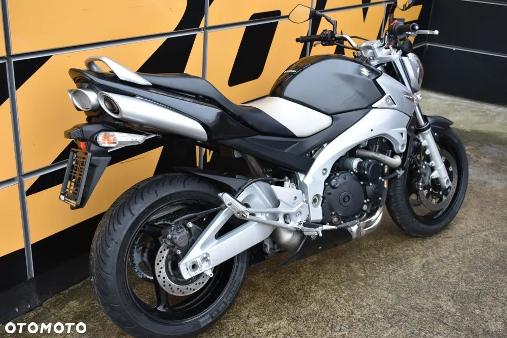 Suzuki GSR - 4