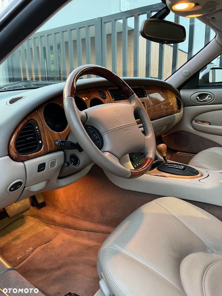 Jaguar XK8 - 30