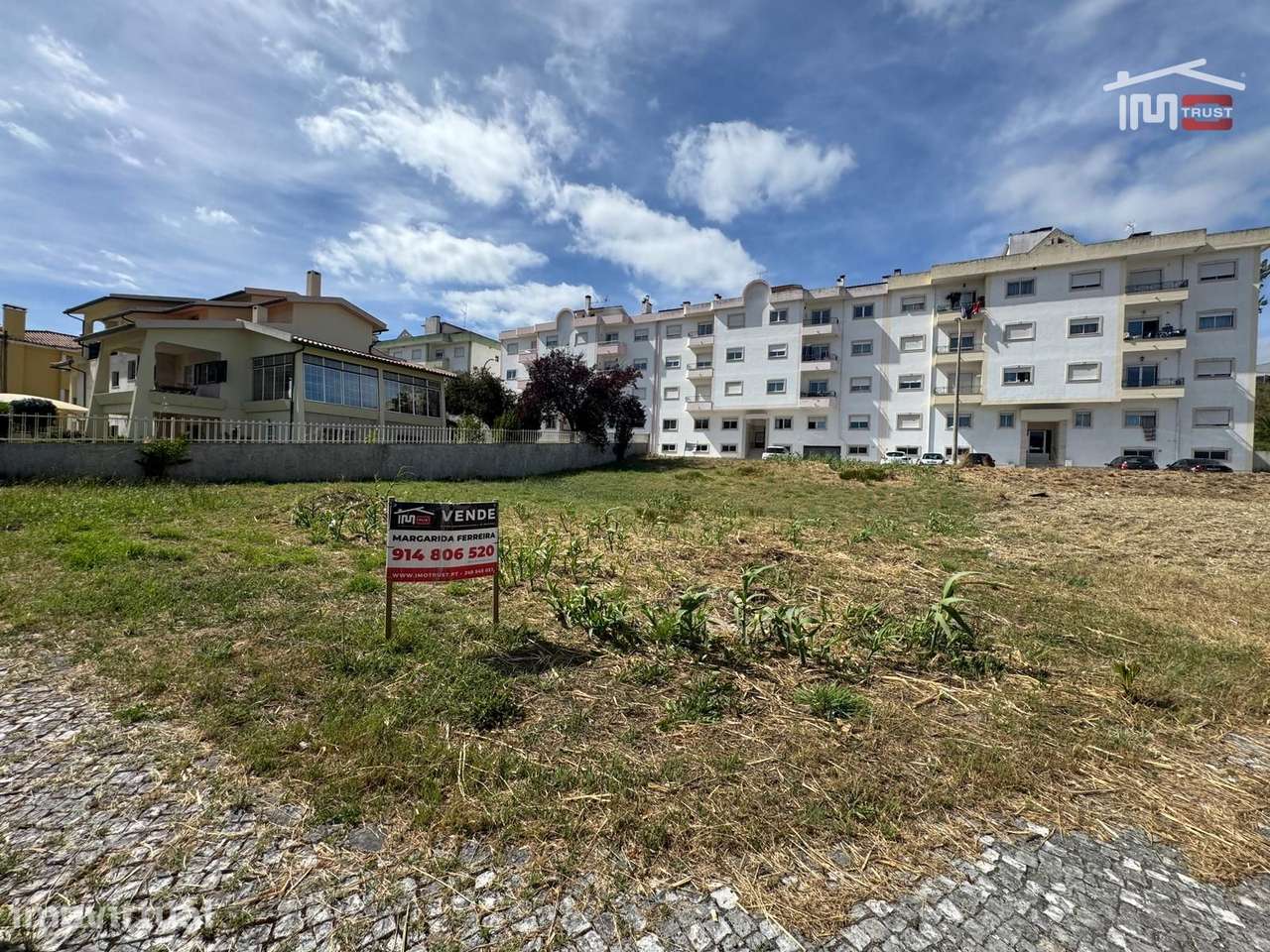 LOTE DE TERRENO PARA CONSTRUÇÃO URBANA DENTRO DA CIDADE DE OUREM - Grande imagem: 2/34