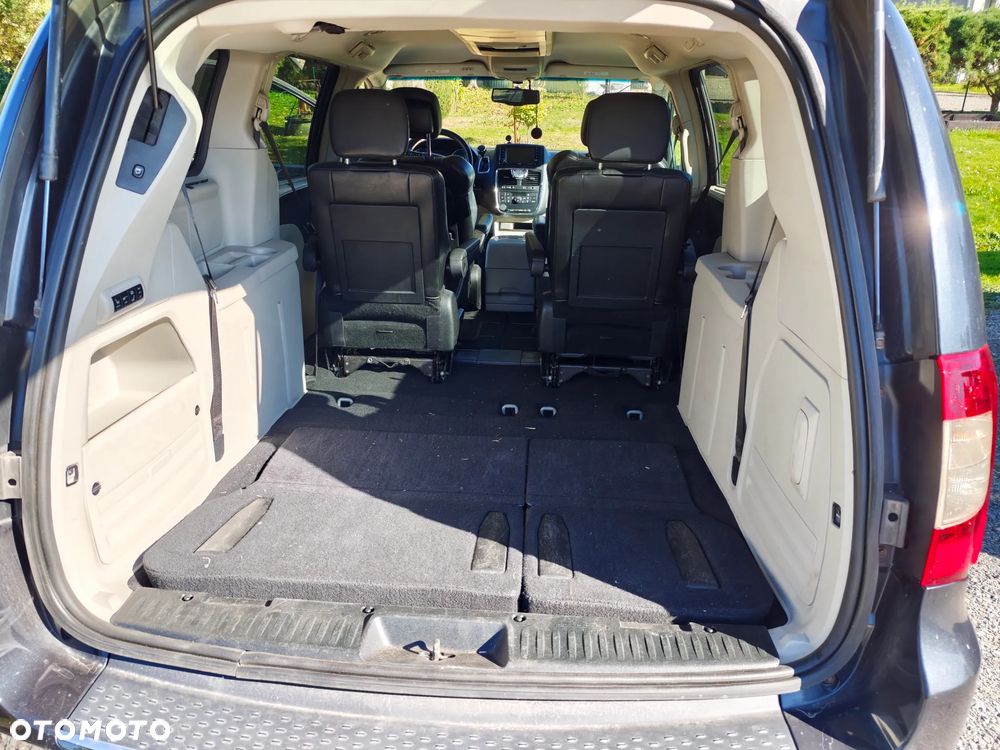 Chrysler Town & Country - 6