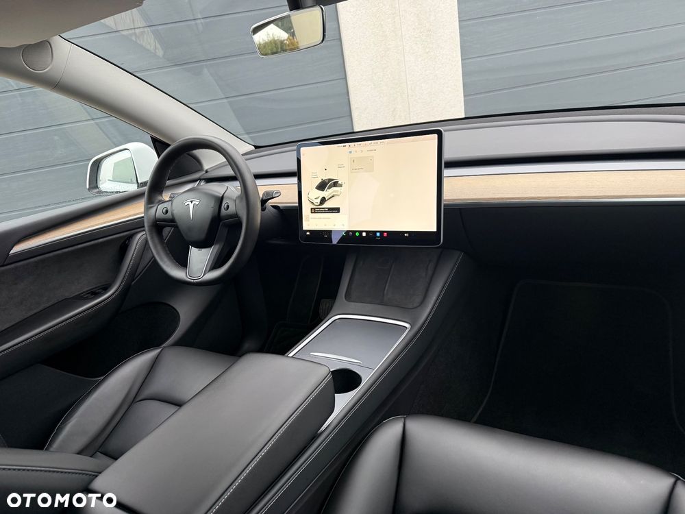 Tesla Model Y Long Range AWD - 36