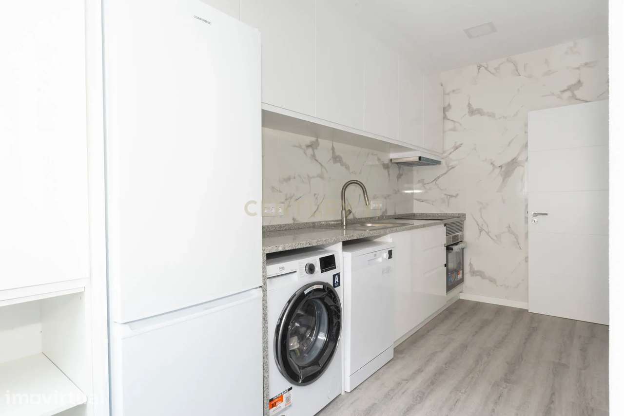T2 totalmente remodelado com cozinha independente no centro de almada - Grande imagem: 3/21
