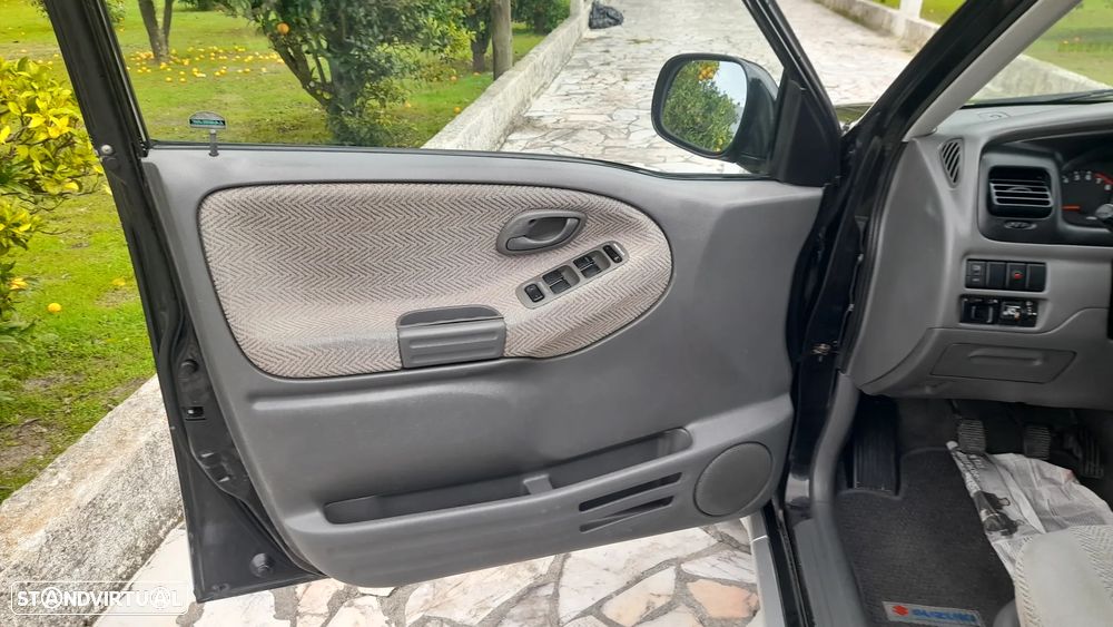 Suzuki Grand Vitara Metal Top 2.0 L - 12