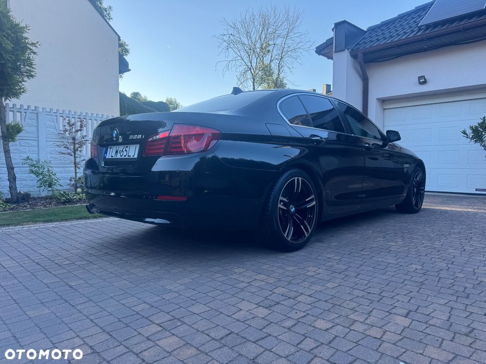BMW Seria 5 528i xDrive - 9