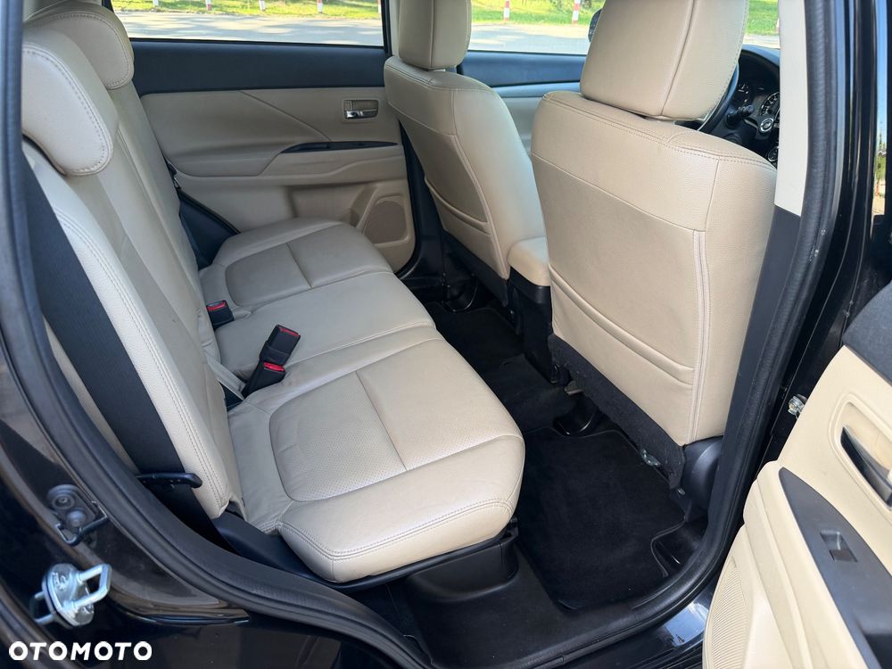 Mitsubishi Outlander 2.2 DI-D 4WD Plus - 17