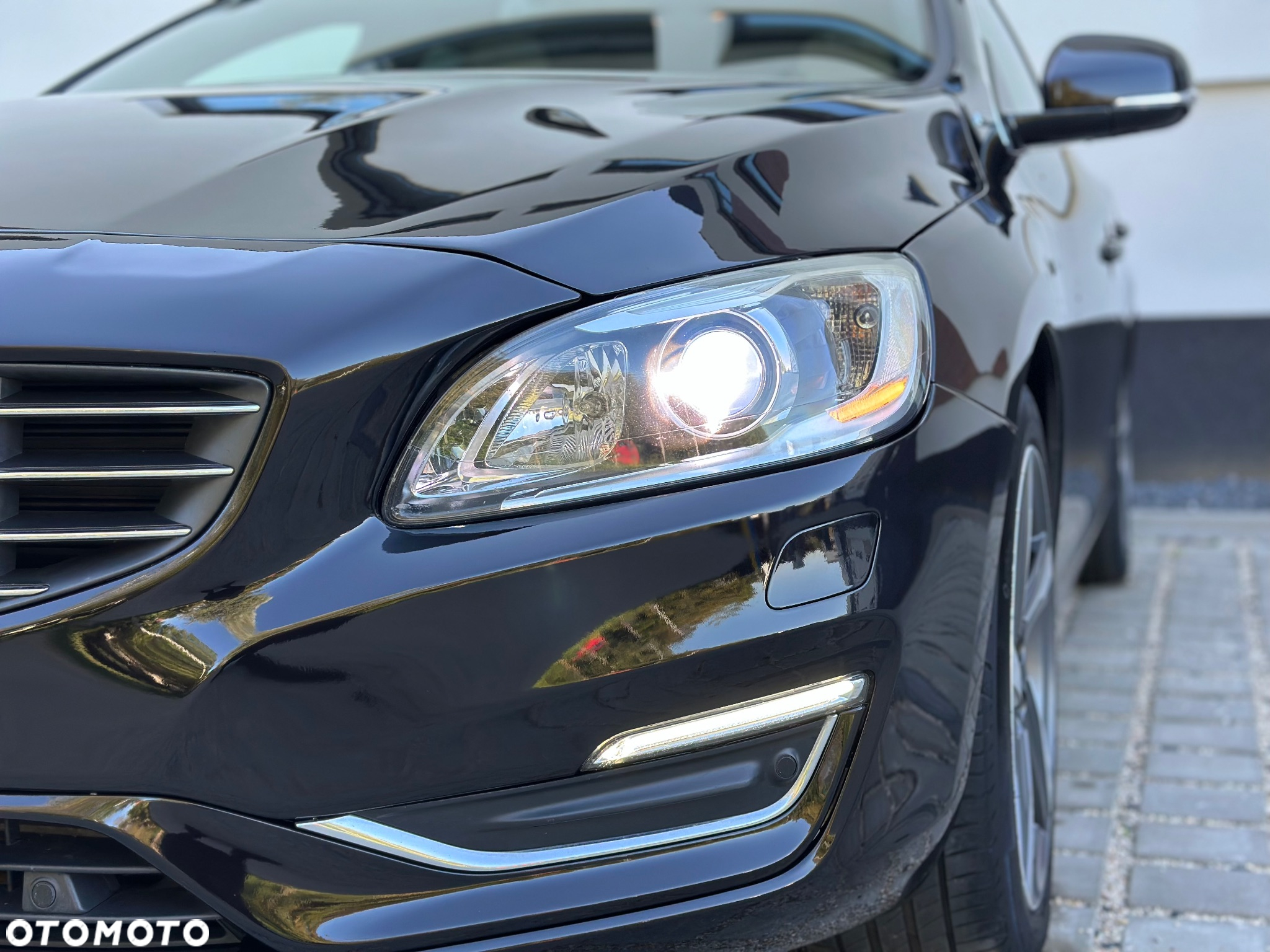 Volvo V60 D6 AWD Plug-in Hybrid Momentum - 13