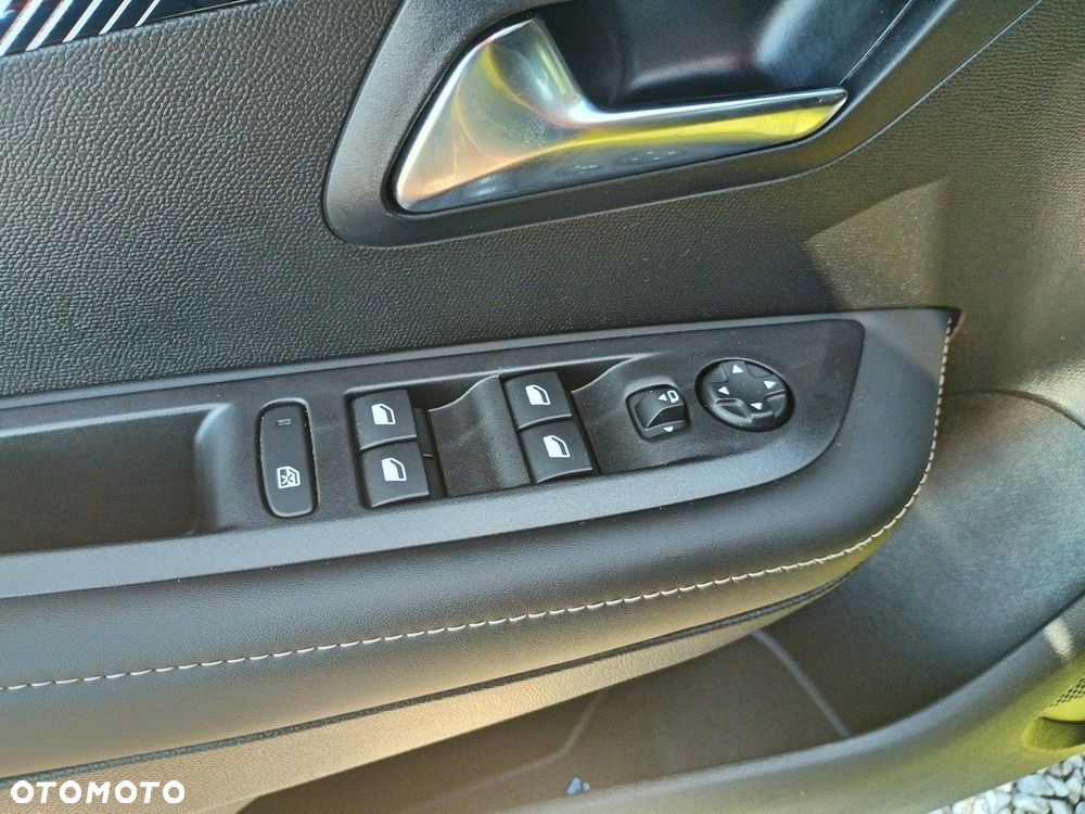 Peugeot 208 - 18