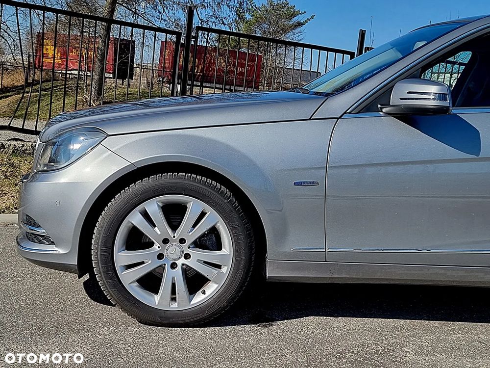 Mercedes-Benz Klasa C 180 CGI BlueEFFICIENCY Avantgarde - 14