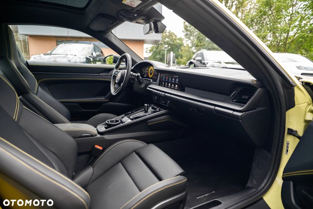 Porsche 911 Carrera T-Hybrid 4 GTS - 26