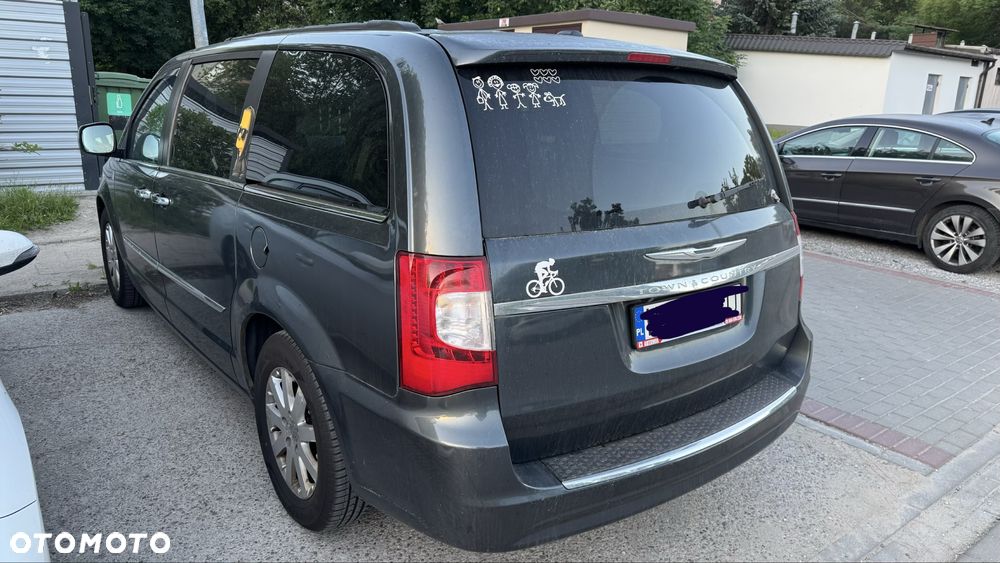 Chrysler Town & Country - 3