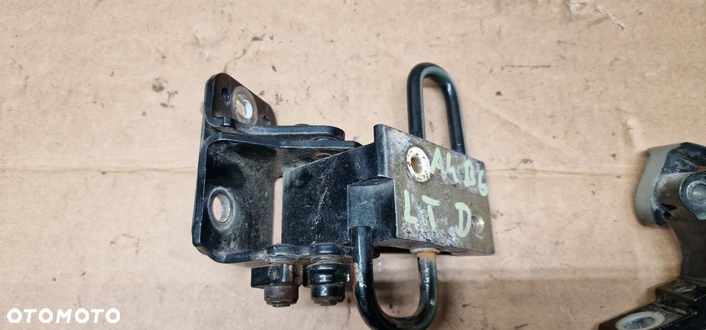 Zawias zawiasy drzwi lewy tył para Audi A4 B6 8E0833411 - 2
