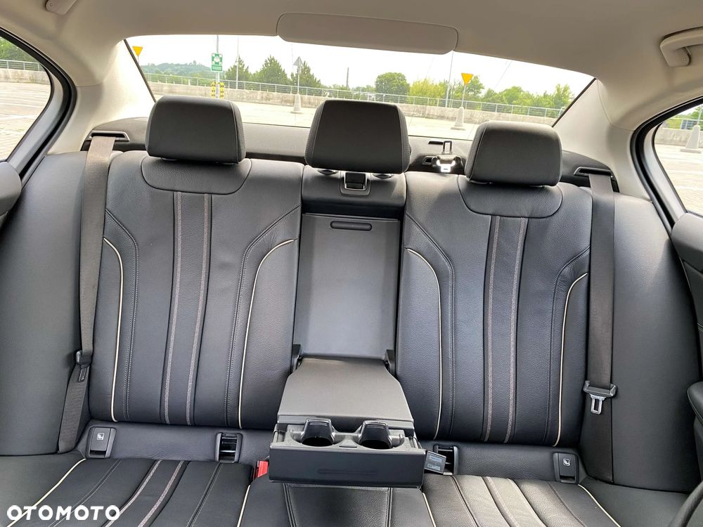BMW Seria 5 520d Sport Line - 33