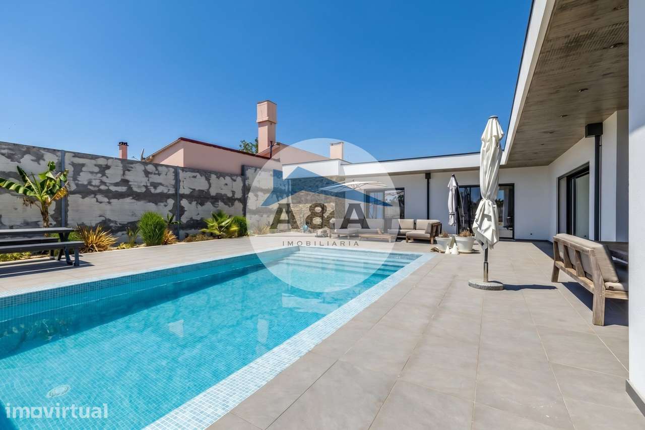 Moradia Térrea com Piscina Privativa a poucos Minutos da Nazaré - Grande imagem: 2/60