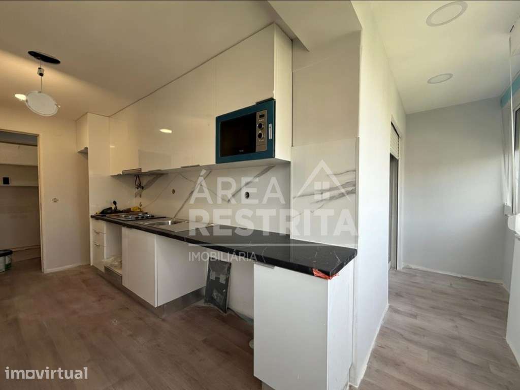 Apartamento T4 transformado em T3 no Laranjeiro - Grande imagem: 4/26