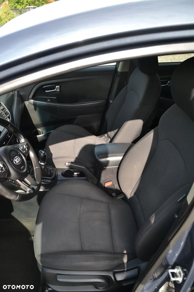 Kia Carens - 23