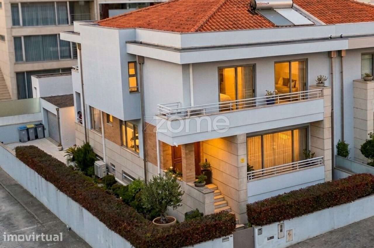 Moradia Premium de Gaveto com Jardim, 3 Frentes e Área Independente - Grande imagem: 2/26