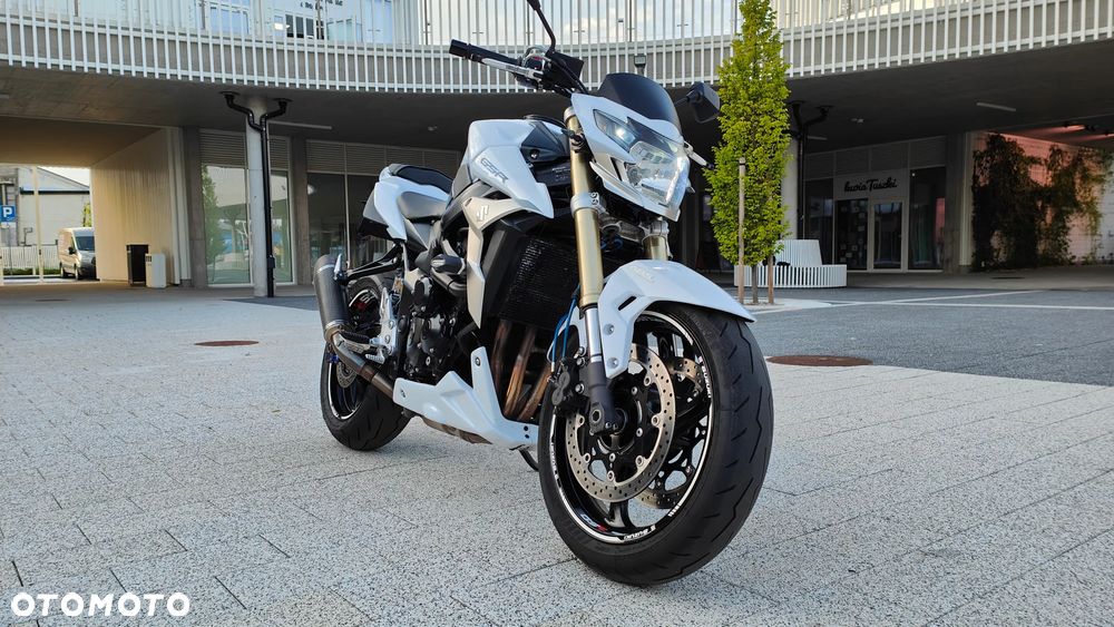 Suzuki GSR - 16