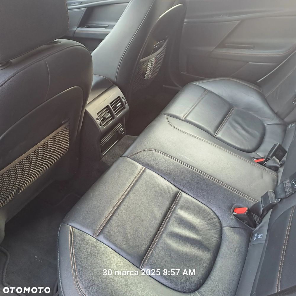 Jaguar XE 2.0 D Portfolio - 30
