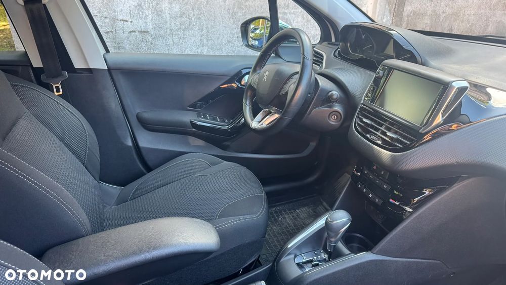 Peugeot 208 1.2 PureTech Allure S&S EAT6 - 6