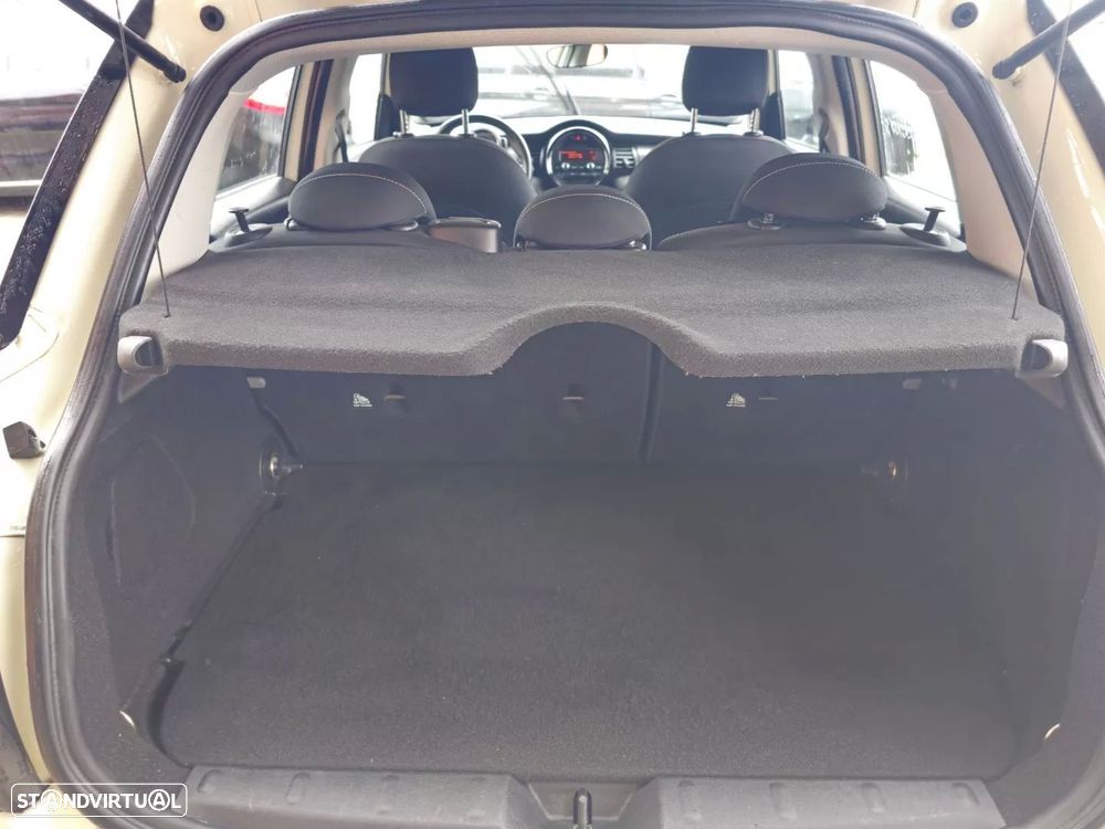 MINI 5 Portas Cooper D Auto - 11