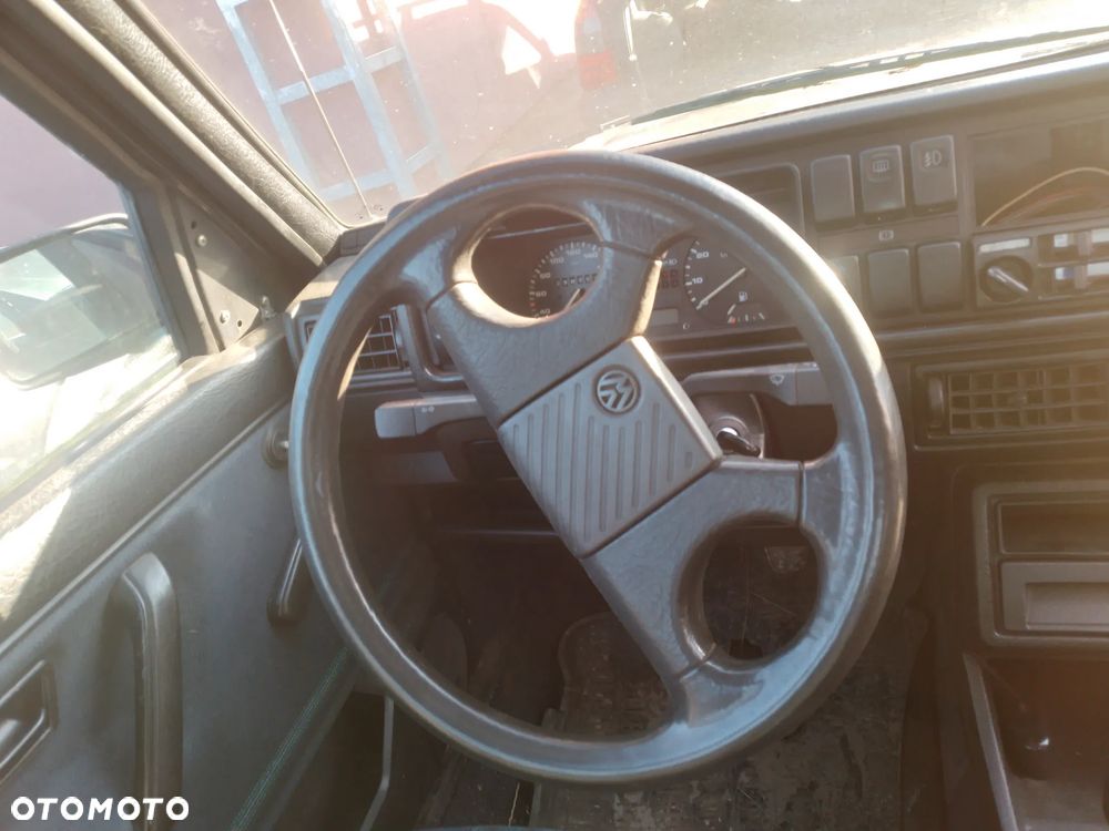 VW GOLF II  1.6 PN    BŁOTNIK PRAWY LEWY PRZÓD  LA7U - 23