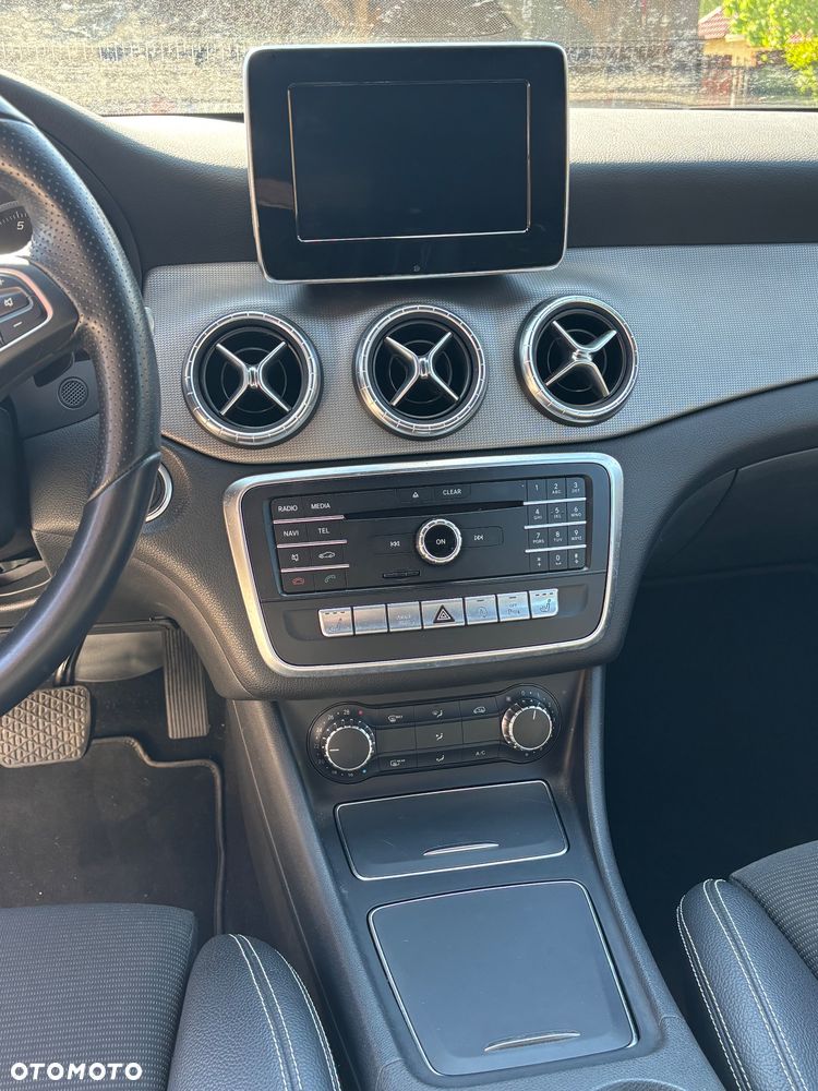 Mercedes-Benz CLA 180 7G-DCT - 16