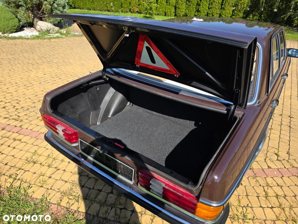 Mercedes-Benz W123 - 23