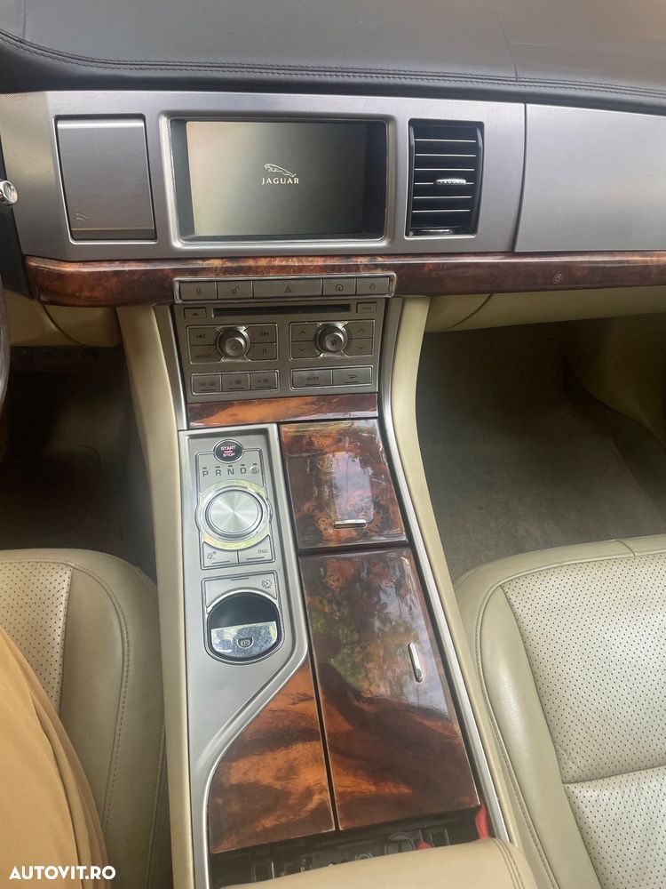 Jaguar XF 2.7D Luxury - 15
