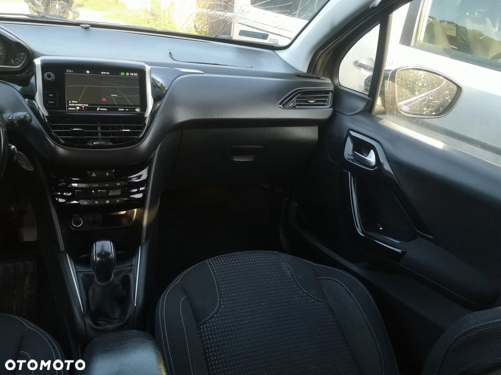 Peugeot 208 - 23