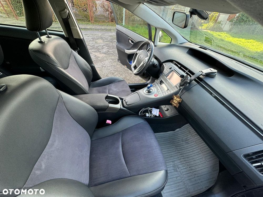 Toyota Prius (Hybrid) Comfort - 13