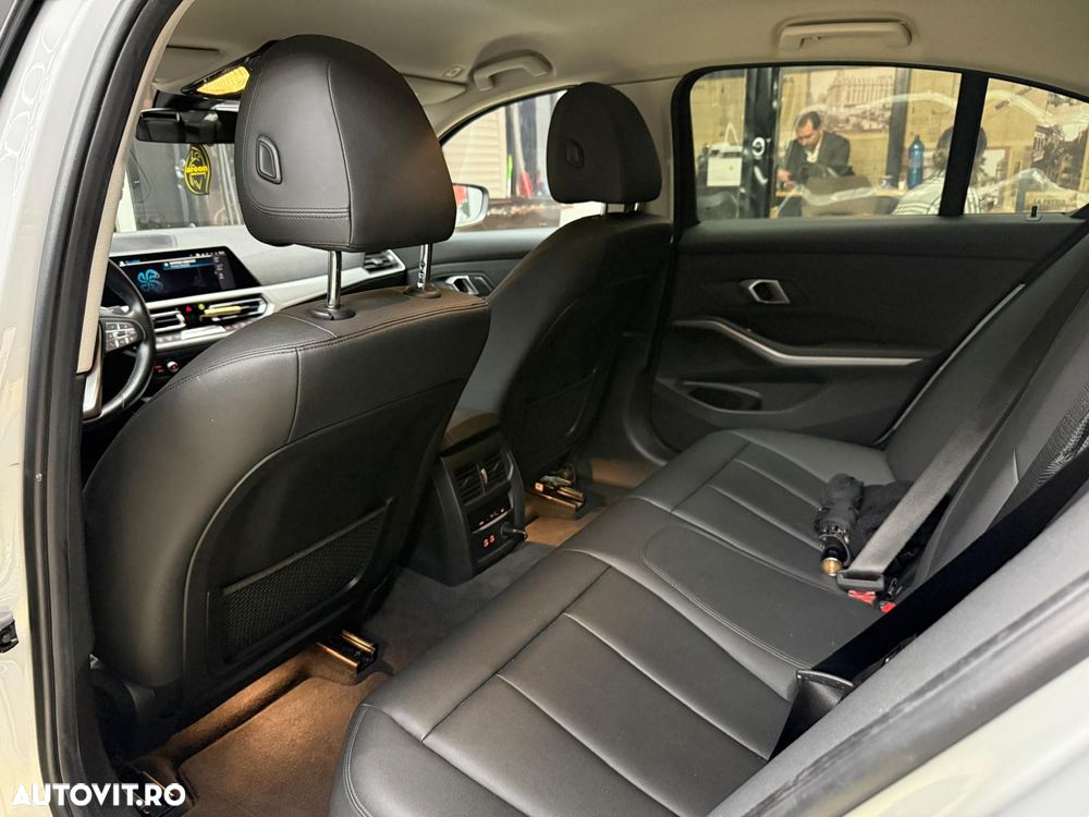 BMW Seria 3 320i AT - 28