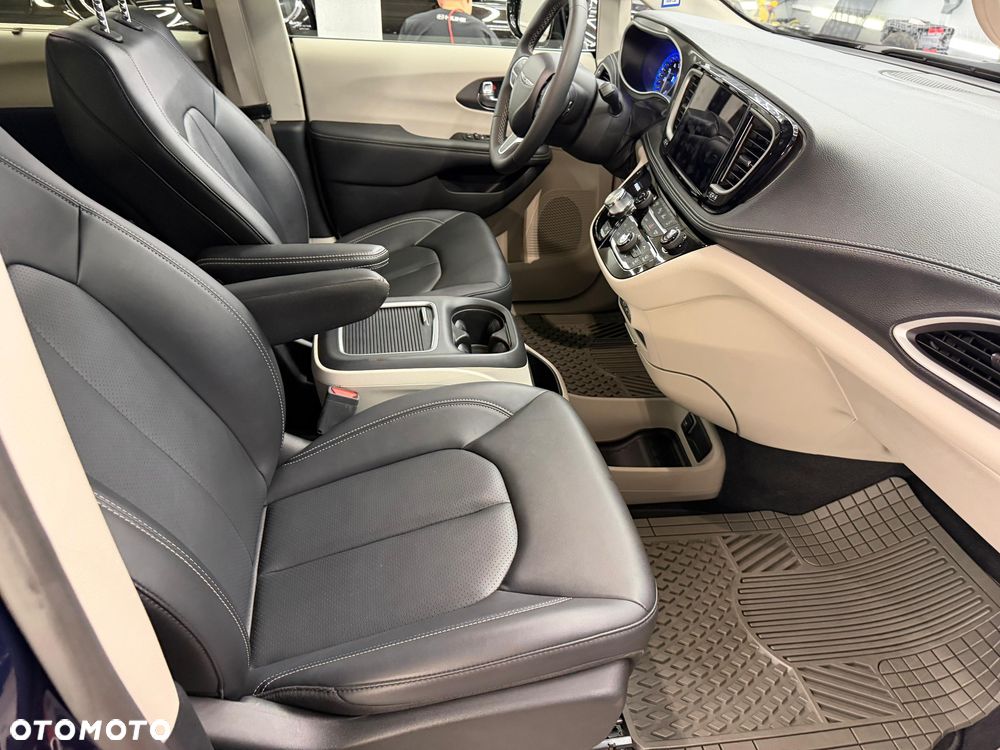 Chrysler Pacifica - 16