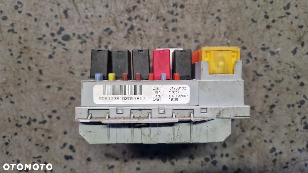 FIAT CROMA II 1.9 JTD SKRZYNKA BEZPIECZNIKÓW 51738102 - 2