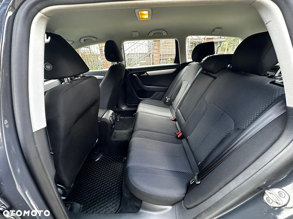 Volkswagen Passat - 12