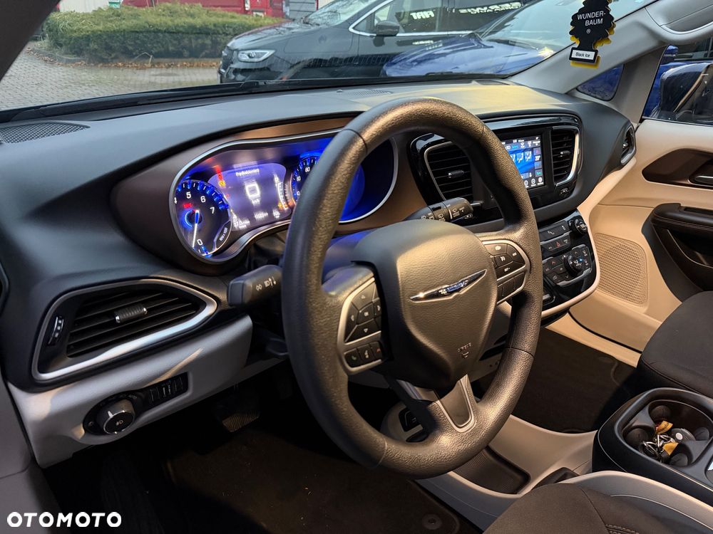 Chrysler Pacifica - 16