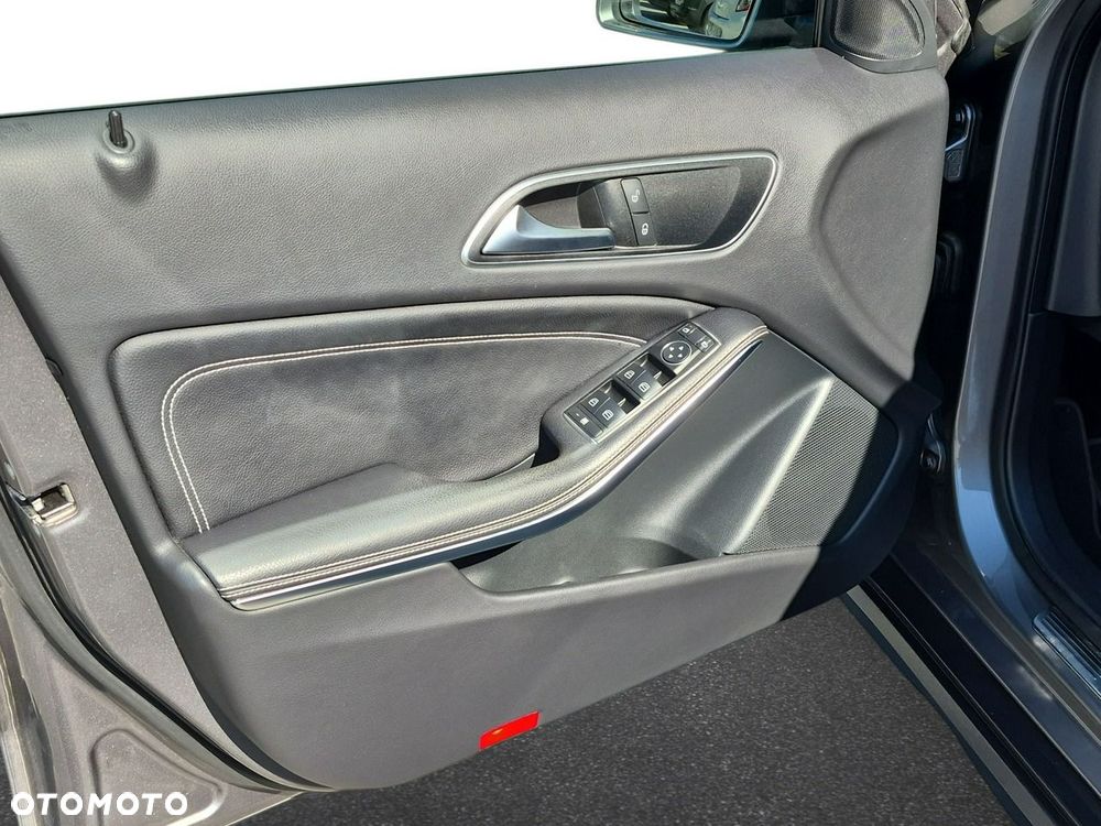 Mercedes-Benz GLA 180 7G-DCT - 16