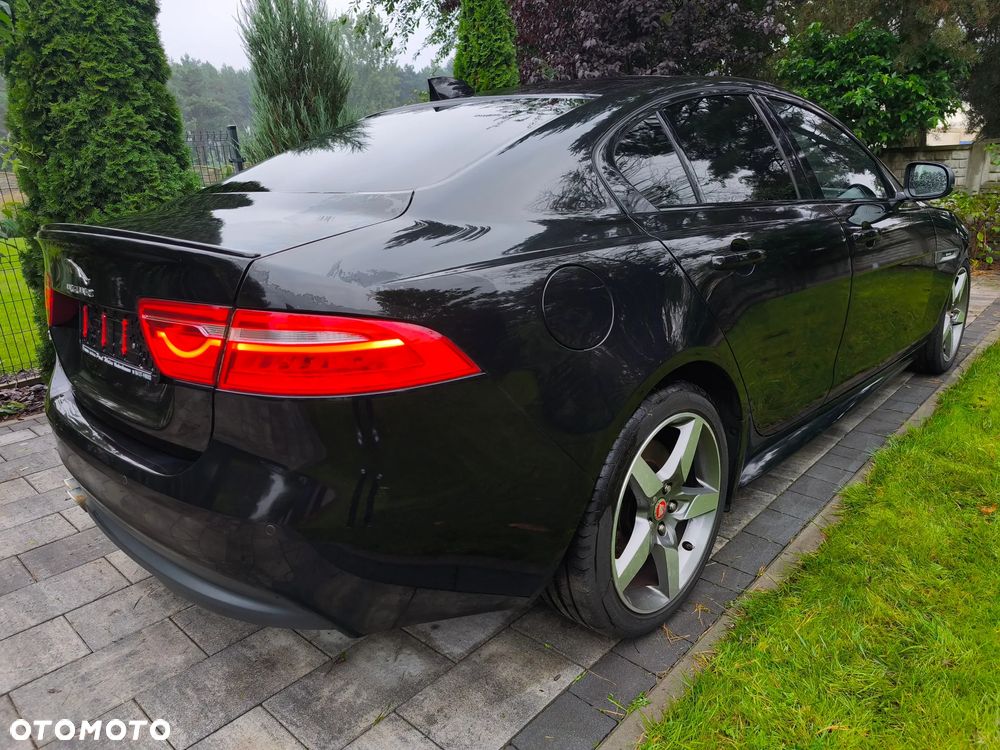 Jaguar XE 2.0 D AWD R-Sport - 17