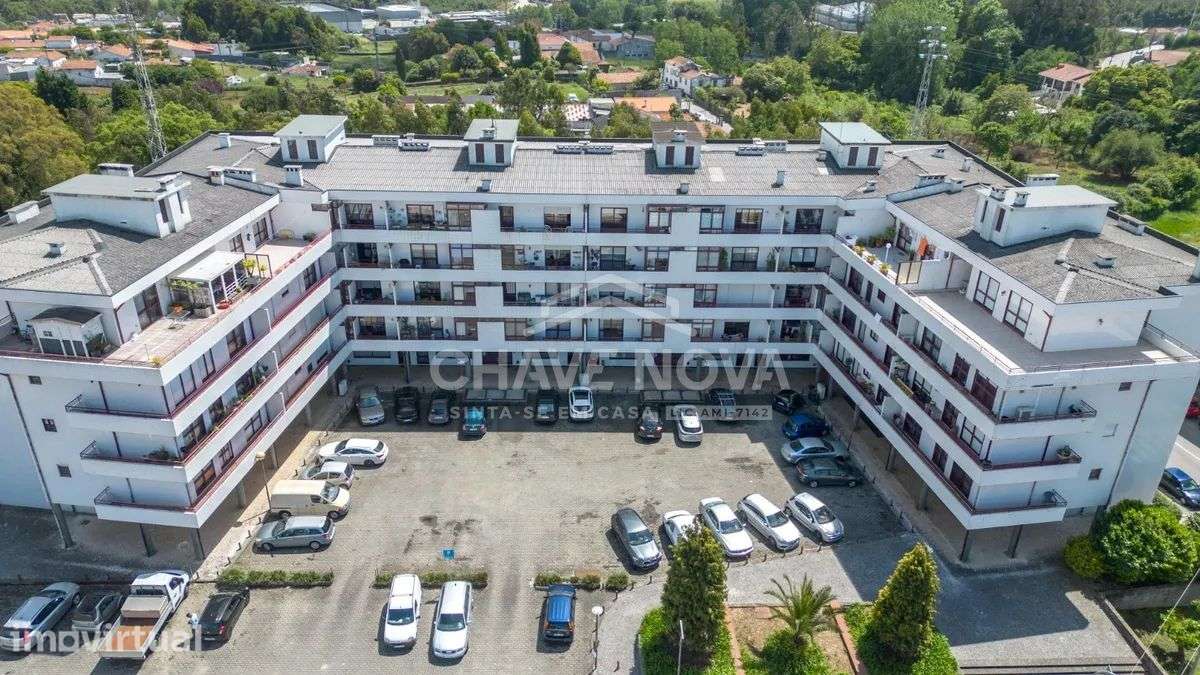 Apartamento T2 no 2º Piso com Elevador, Varandas, Garagem e Arrumos - Grande imagem: 4/33