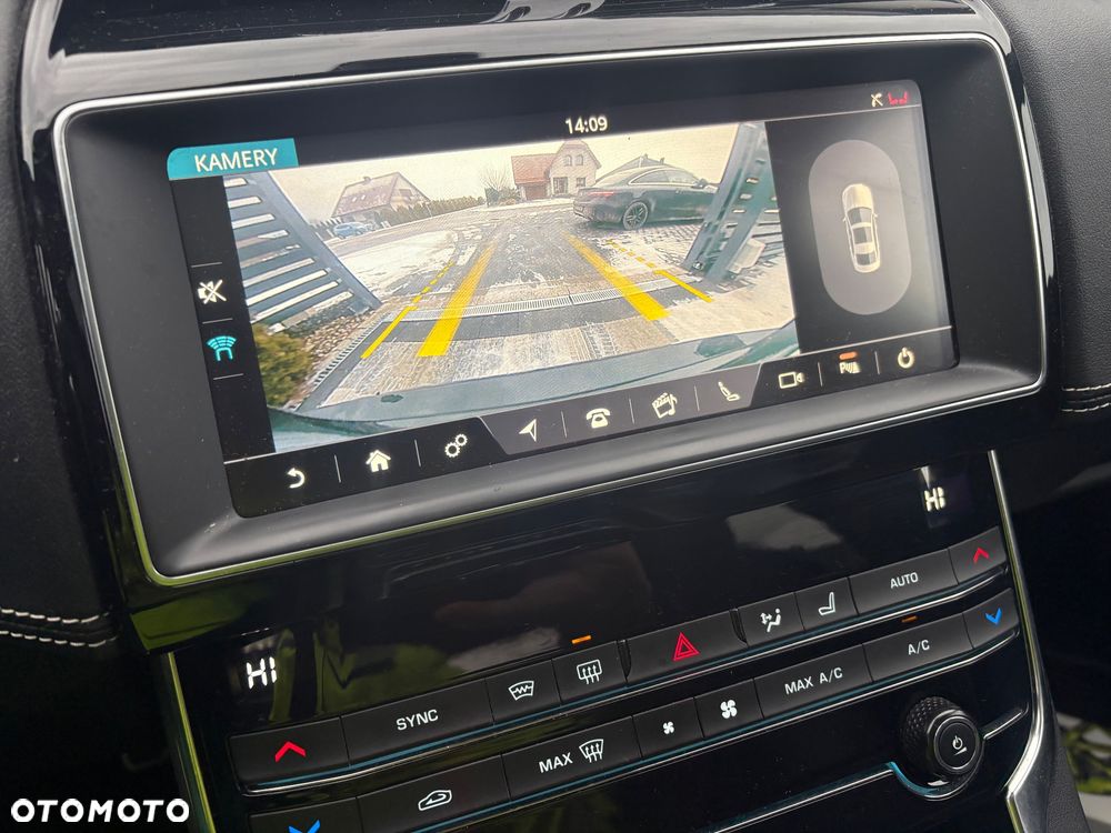 Jaguar XE 25t R-Sport - 37